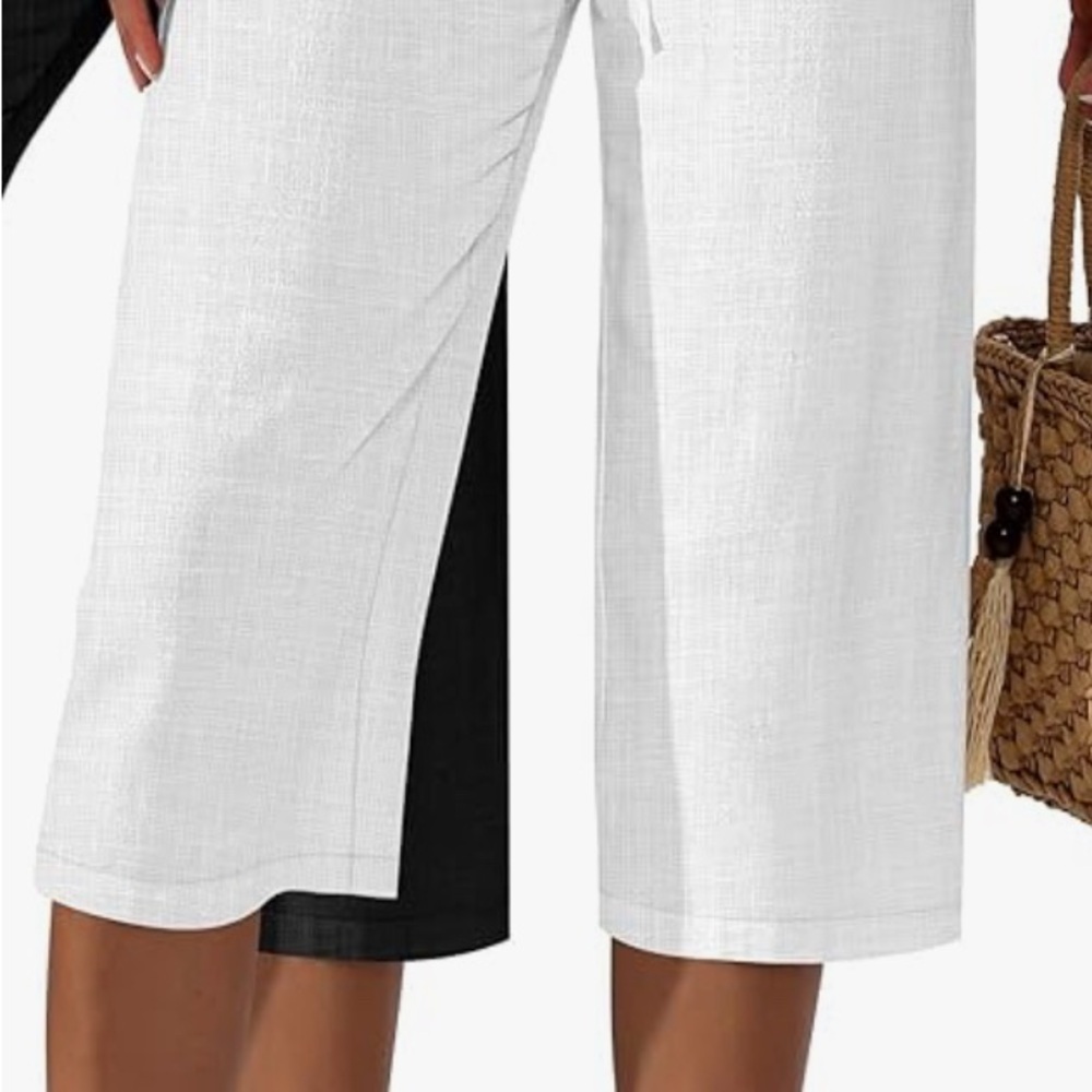 White High-Waisted Capris with Wide-Leg Design
